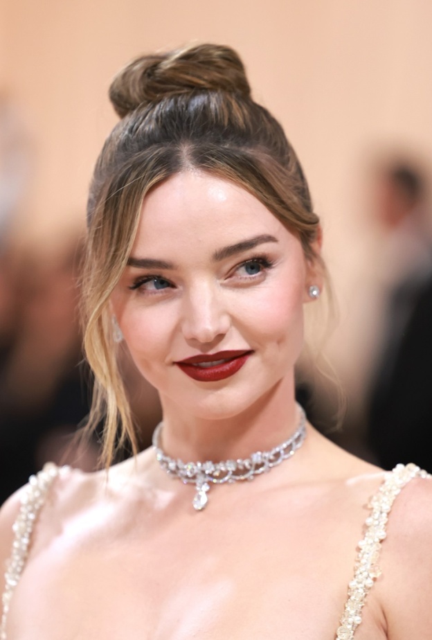 مكياج راقي من التسعينات يتجدد مع ميراندا كير في حفل Met Gala 2023