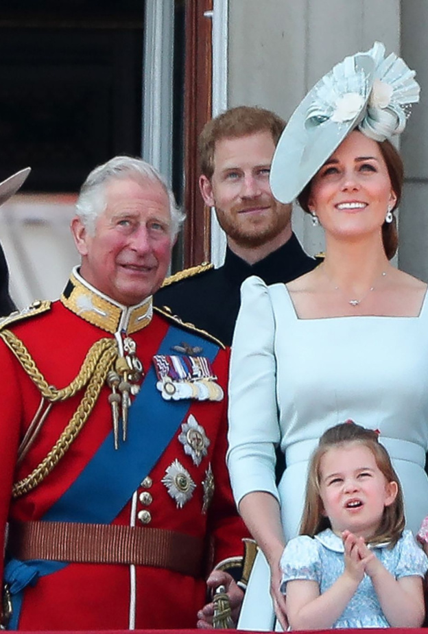 من بينها تناول الأطعمة غير المطهوة.... أغرب المحظورات على أفراد العائلة المالكة البريطانية