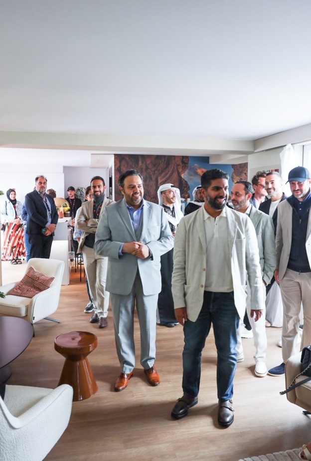 وزير الثقافة يلتقي بصُنّاع الأفلام السعوديين خلال زيارته لجناح المملكة في مهرجان كان السينمائي