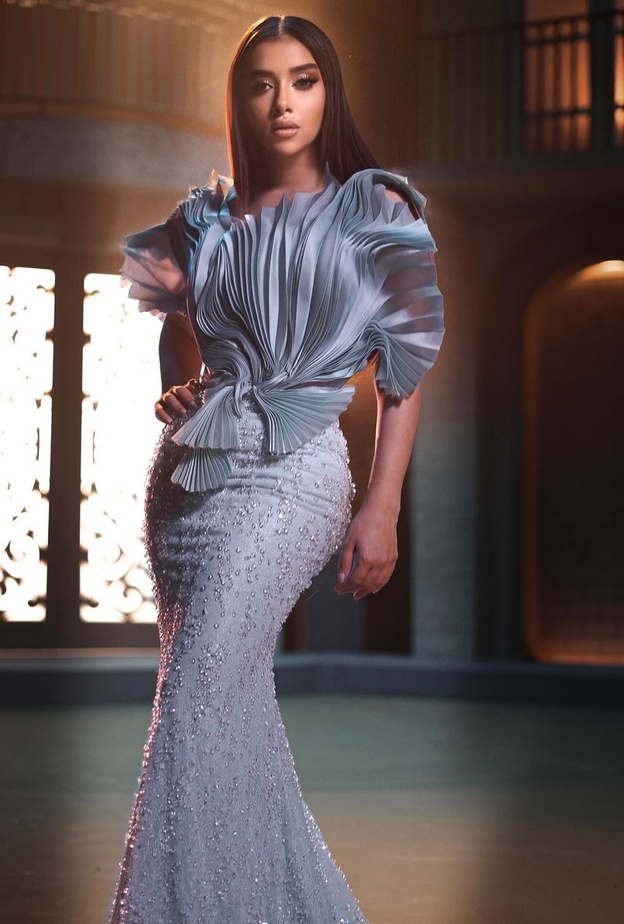 فساتين سهرة بصيحة "البليسيه" من خزانة بلقيس فتحي واحدثها اطلالتها باللون الأزرق