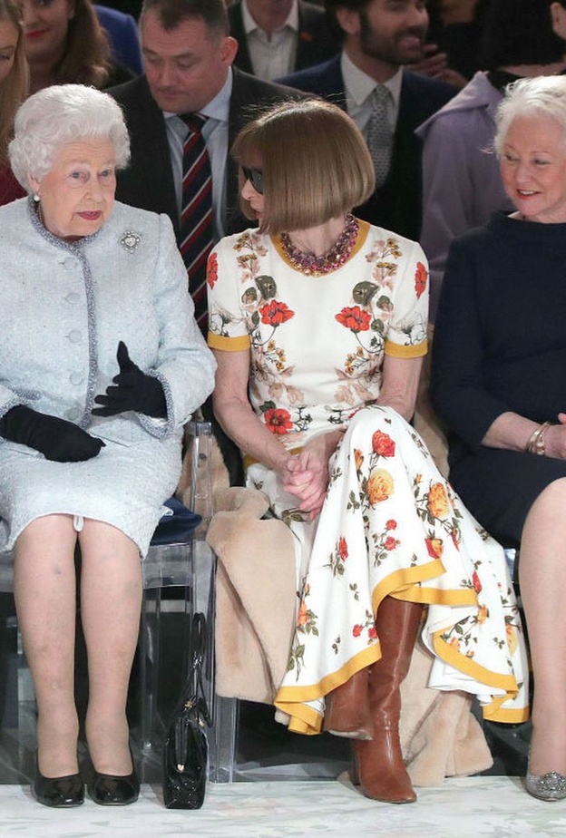 الملك تشارلز أهدى مساعدة الملكة المقربة أنجيلا كيلي منزلا تنفيذا لوصية والدته الراحلة