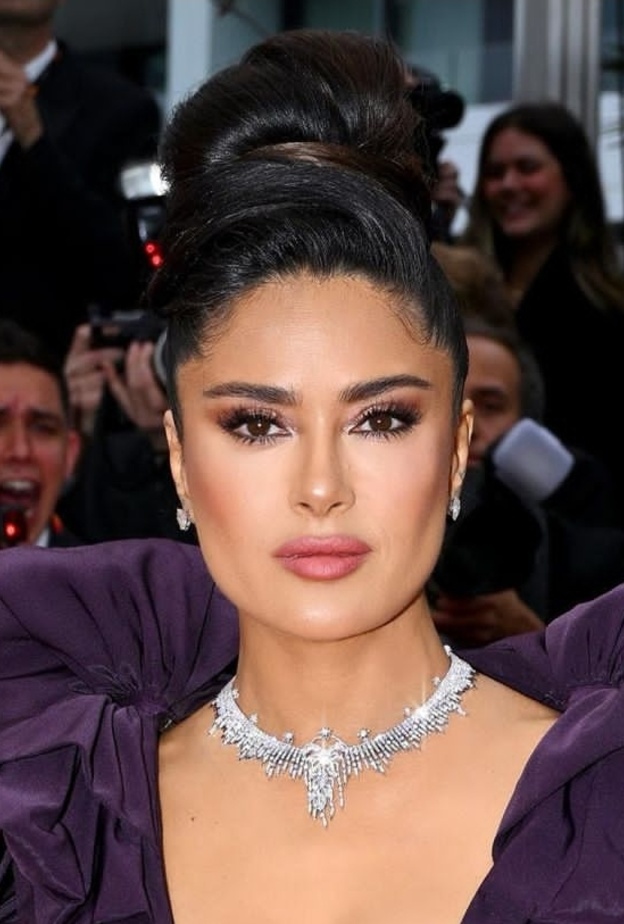 أجمل مكياج المراة في الخمسين بأسلوب سلمى حايك - الصورة من حسابها على انستغرام ب