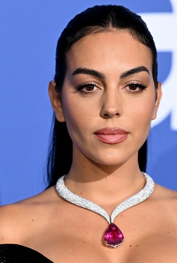 اطلالة جورجينا رودريغز بمكياج براق ساحر بأسلوب Georgina Rodríguez