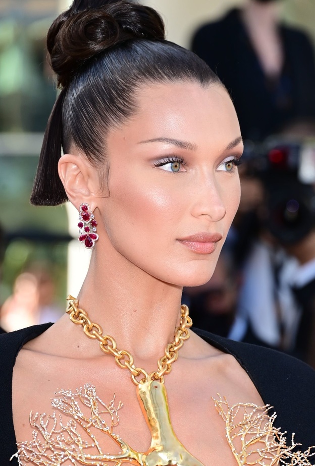 اطلالة Bella Hadid بتسريحات الكعكة العالية عام 2021