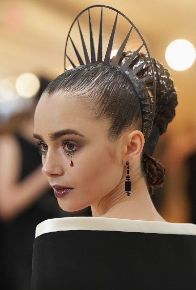 اطلالة Lily Collins بتسريحات شعر الكعكة مع الاكسسوارات المعدنية