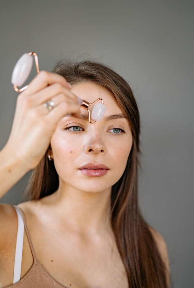 بشرتك أكثر شباباً مع تدليك الوجه في المنزل واستخدام أجدد إصدارات العلامات التجارية