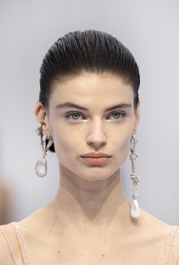 مكياج جريء مع خطوط الكحل على الجفون السفلى