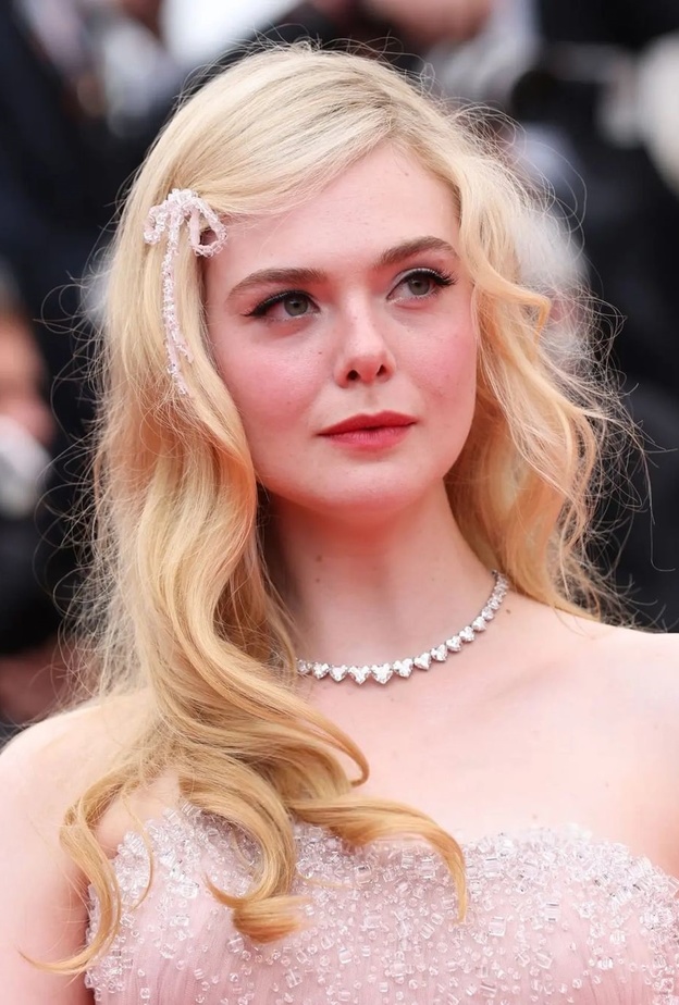  رسمات مكياج طبيعي وبارز مع التسريحة الويفي من  Elle Fanning وحي