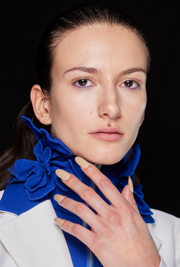 مناكير LipGloss النيود بتدرجات اللون الزهري  من وحي دار Off White