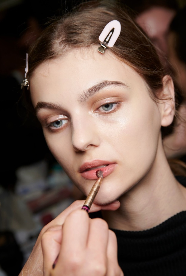 نصائحنا لمكياج مثالي في السفر والمستحضرات المناسبة لتطبيقه