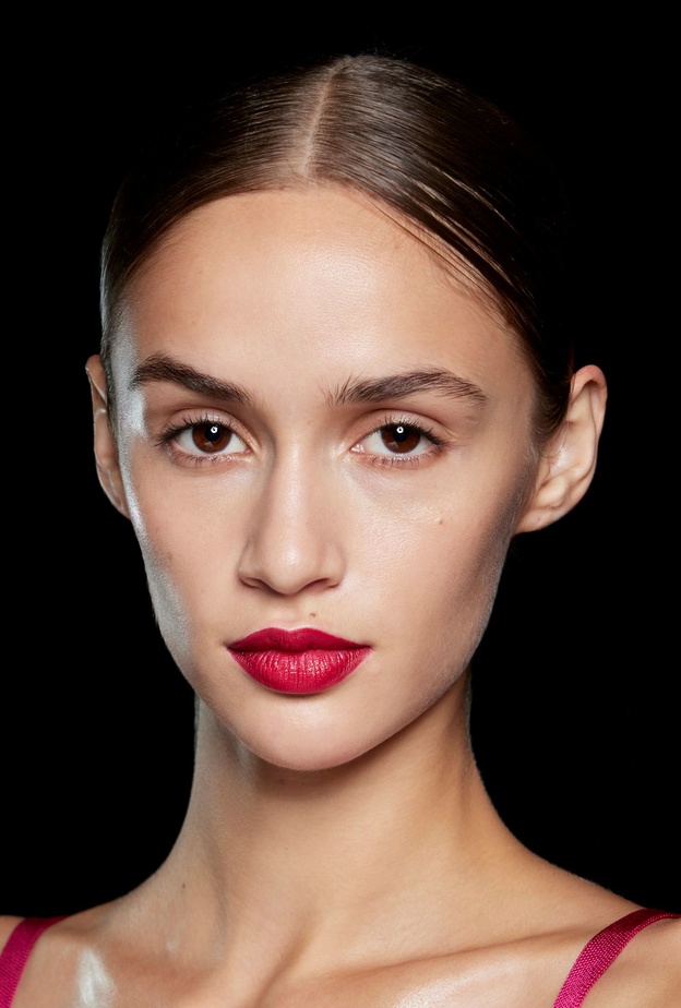 دليلك الشامل حول كيفية العناية بالبشرة وتعزيز نضارتها وصحتها خلال السفر