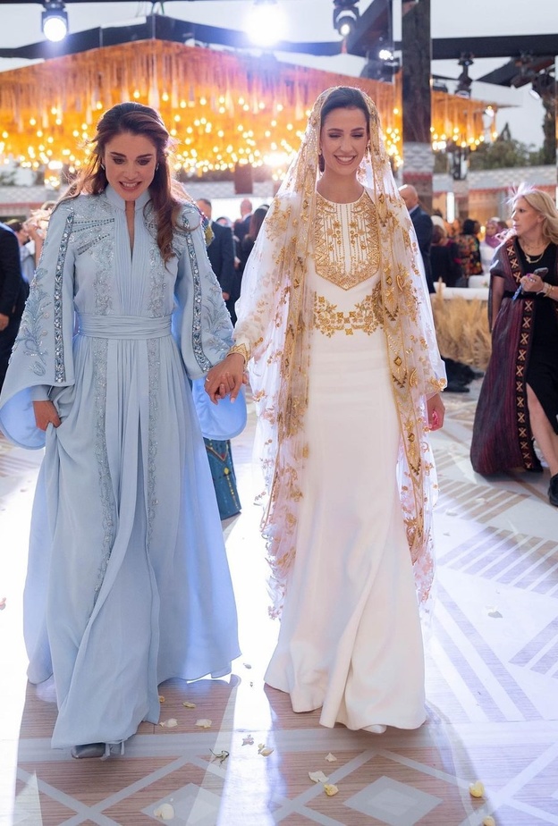 تفاصيل فستان رجوة آل سيف في ليلة الحناء مزيج بين الثقافة الأردنية والسعودية