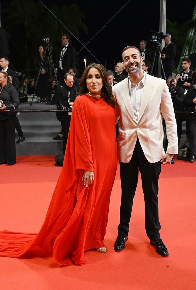 جمانا الراشد الرئيس التنفيذي للمجموعة السعودية للابحاث والإعلام بفستان من إيتولييه حكايات في مهرجان كان السينمائي مع الرئيس التنفيذي لمهرجان البحر الأحمر السينمائي محمد التركي