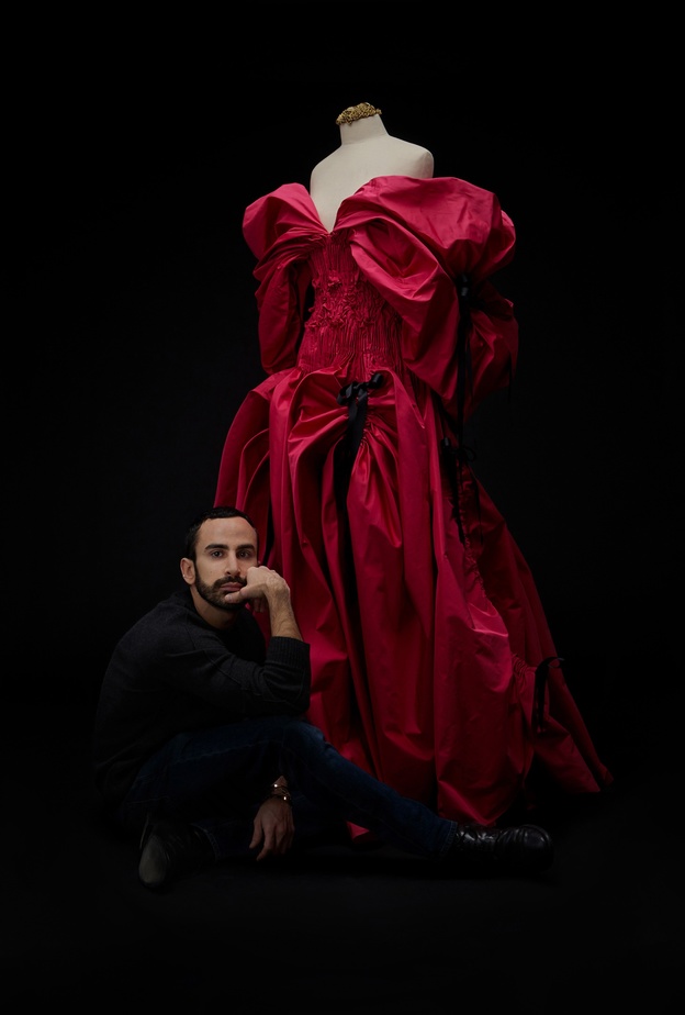 المصمم كريكور جابوتيان بجانب تصميمه من مجموعة الفصل الثامن للكوتور