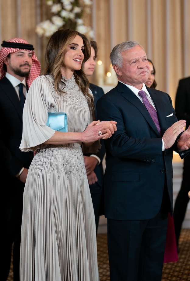 9 فساتين سهرة من منصات عروض الأزياء... هل تختار الملكة رانيا أحدها لزفاف الأمير حسين والآنسة رجوة