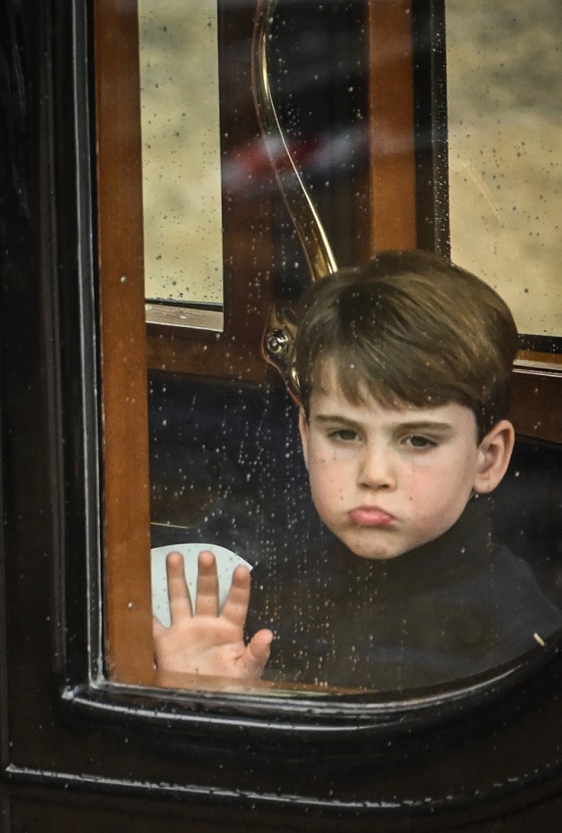 الأمير لويس يخطف الأنظار في حفل التتويج الملكي