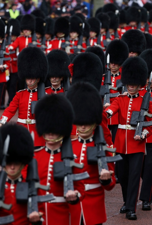 ما هي قصة قبعات "الحرس الملكي" من الفرو في حفل تتويج الملك تشارلز؟