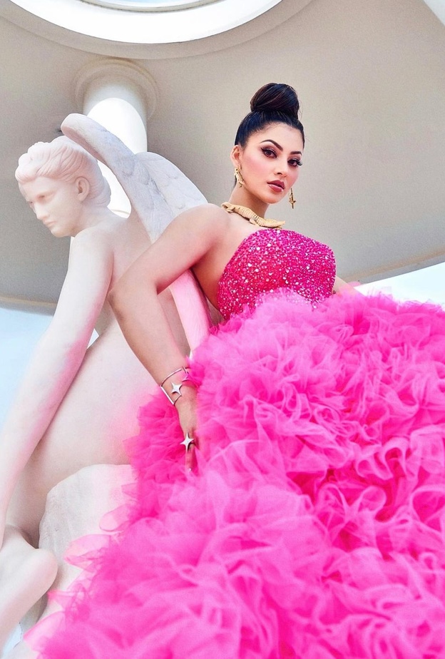 أورفاشي راوتيلا Urvashi Rautela بعقد من كارتييه Cartier