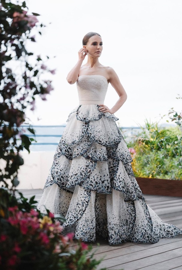 إطلالة ناتالي بورتمان تعيد إحياء "جونون" أجمل تصاميم ديور على الإطلاق