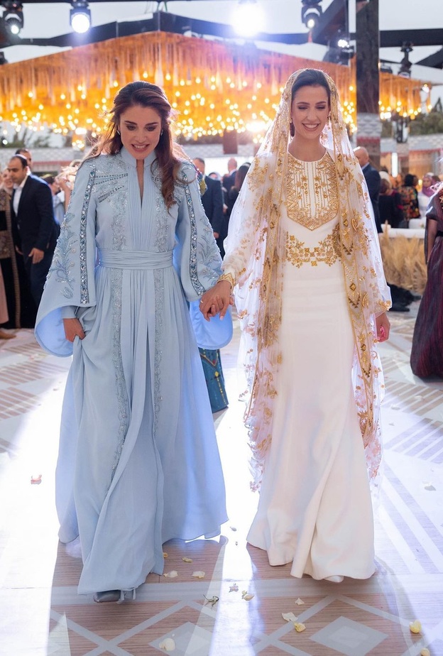 هل تٌهدي الملكة رانيا لعروس الأمير الحسين قطعة ثمينة من صندوق مجوهراتها؟