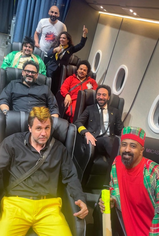 أبطال مسرحية على وضع الطيران