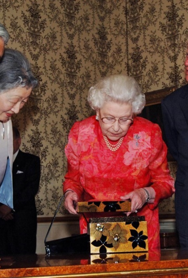 أشهر هدايا المجوهرات التي تلقتها الملكة إليزابيث الثانية من زعماء وقادة العالم