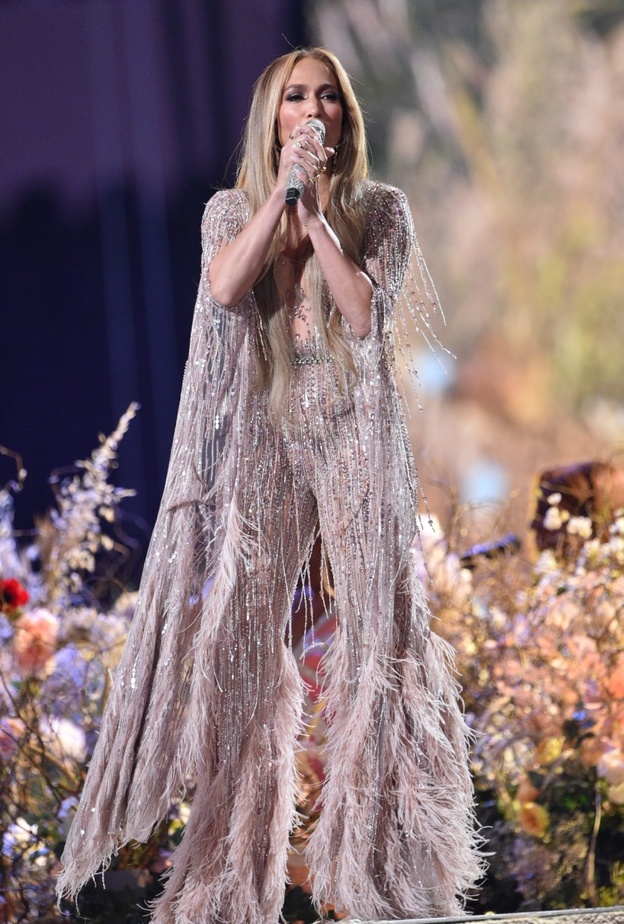 نجمات عالميات بتوقيع مصممين عرب خلال إطلالاتهن على المسرح