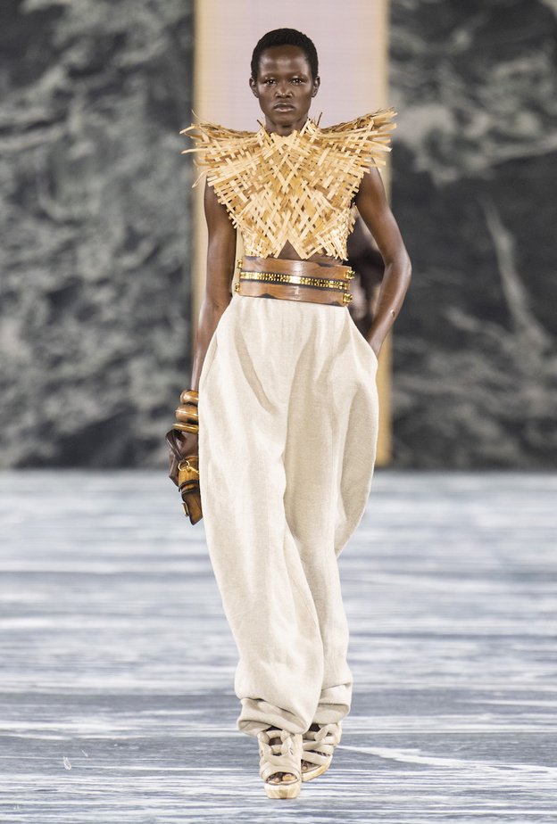 القش مادة متواضعة حاكت أجمل تصاميم الأزياء والاكسسوارات في صيف 2023