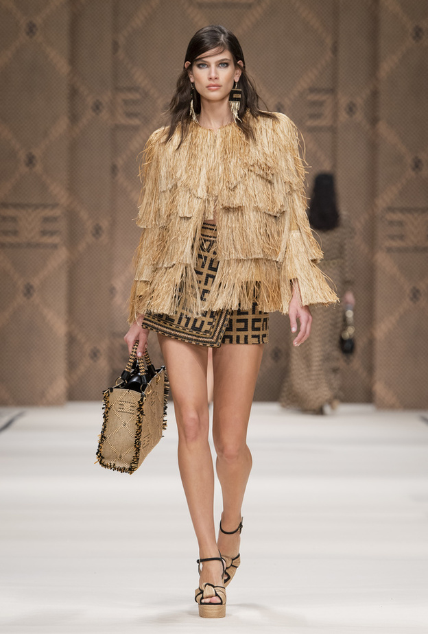 إطلالة لافتة بألوان ميتاليكية من Elisabetta Franchi