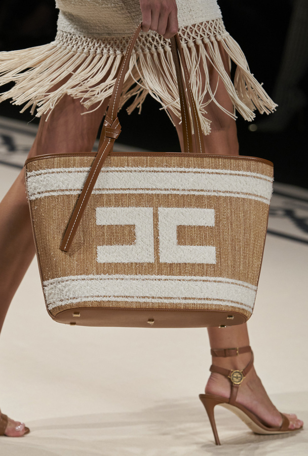 حقائب يد كبيرة مناسبة لعطلة الصيف