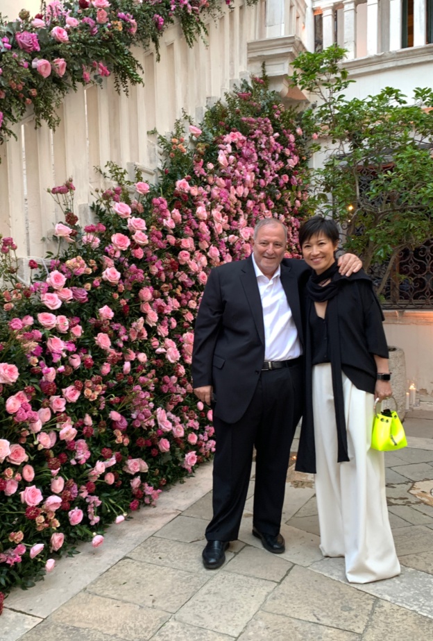 مدير التحرير عدنان الكاتب مع Sandra Choi المديرة الإبداعية لـJimmy Choo 