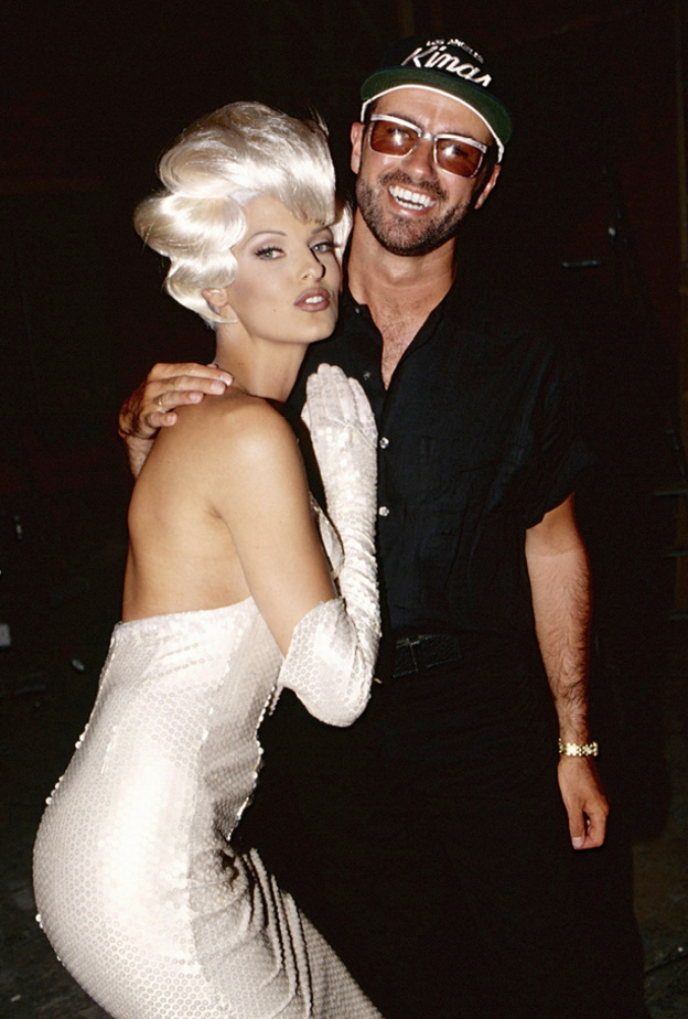 الأداء الحيّ والإطلالات الاستعراضية عنصران متناغمان ومكمّلان لبعضهما البعض