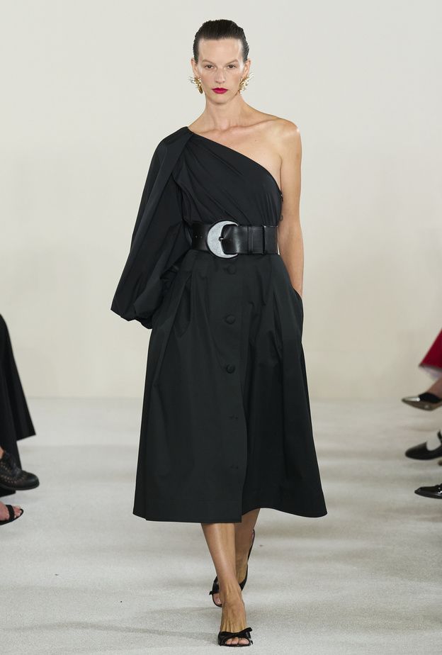 فساتين بقصة الكتف الواحد عنوان الاناقة والعصرية