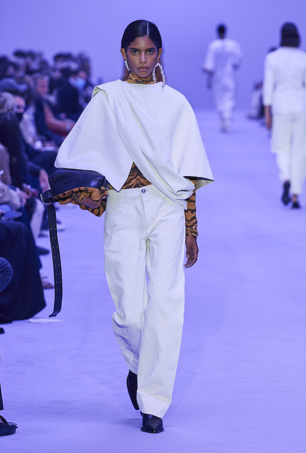 هل يكون الجينز الأبيض خيارك الأول هذا الصيف؟