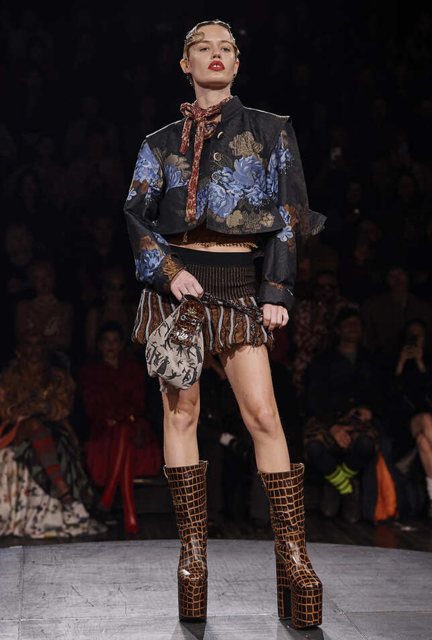 تنسيق الأسود مع البني صيحة ربيع 2023 من Kronthaler Westwood