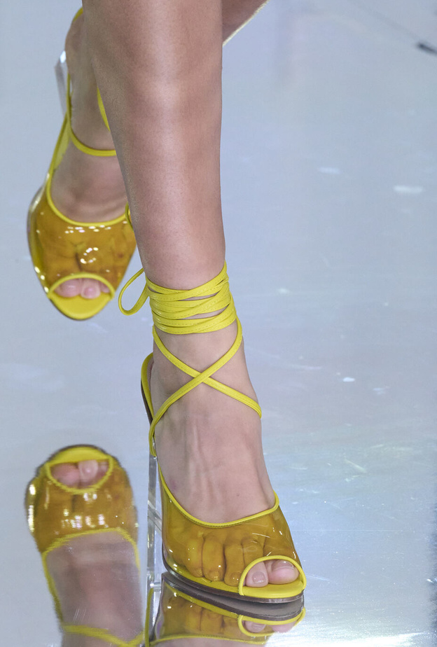 موضة الصنادل البارزة بأربطة عصرية في صيف 2023