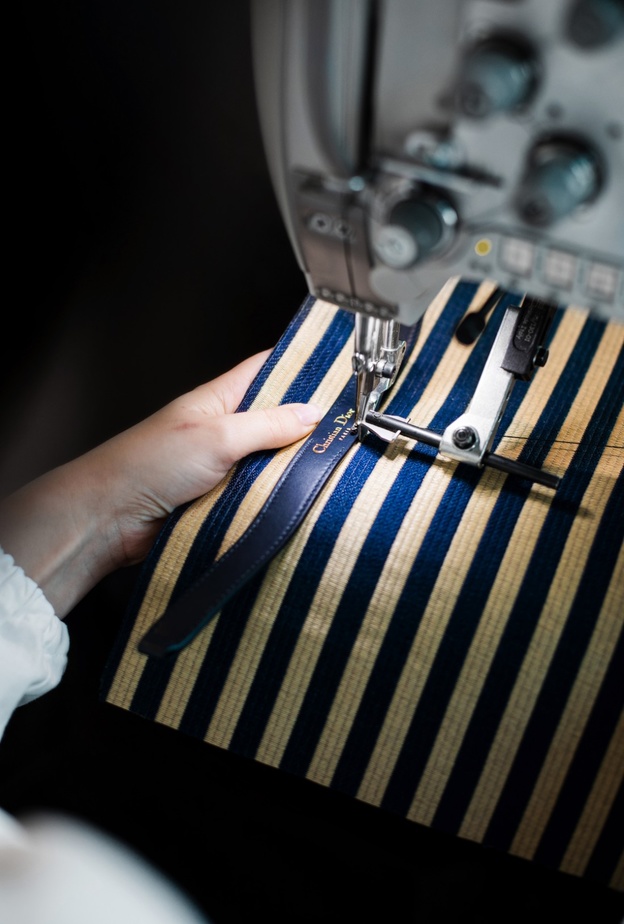 اكتشفي عبر "هي" المهارة الحرفيّة لحقيبة "سيه ديور" C'est Dior