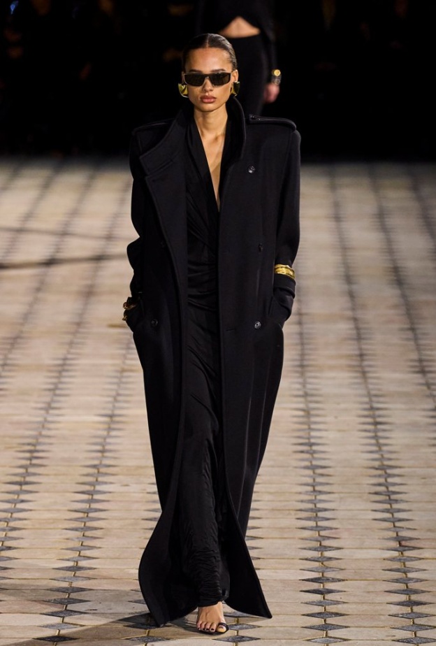 7 مجموعات برزت فيها تصاميم تليق بسيّدة الأعمال من عروض ربيع وصيف 2023