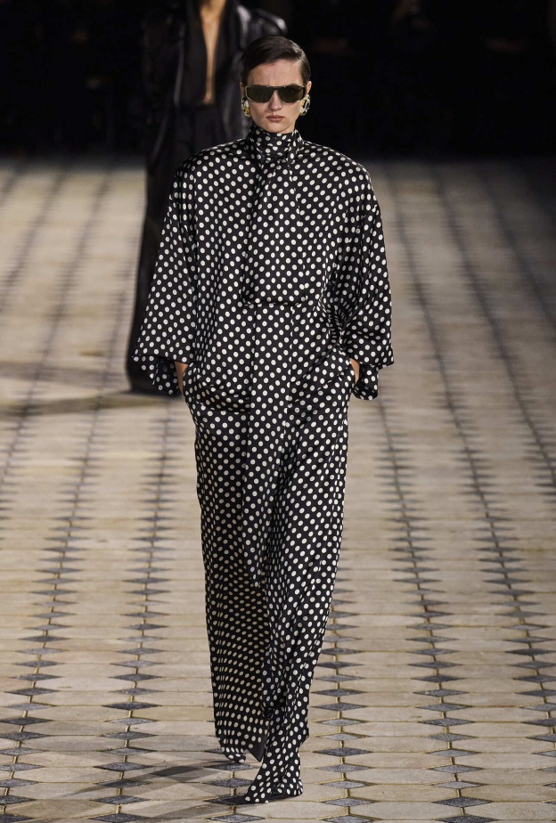 صيحات الموضة المنقطة تصاميم تجعلك أكثر جاذبية