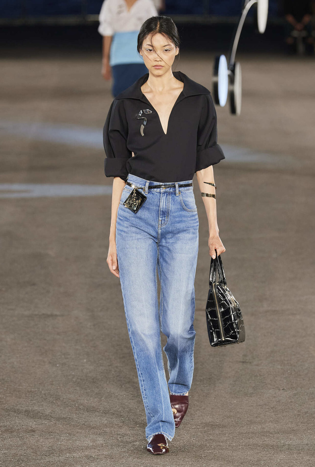 أجمل الأفكار لتنسيق اللون الأسود مع الجينز