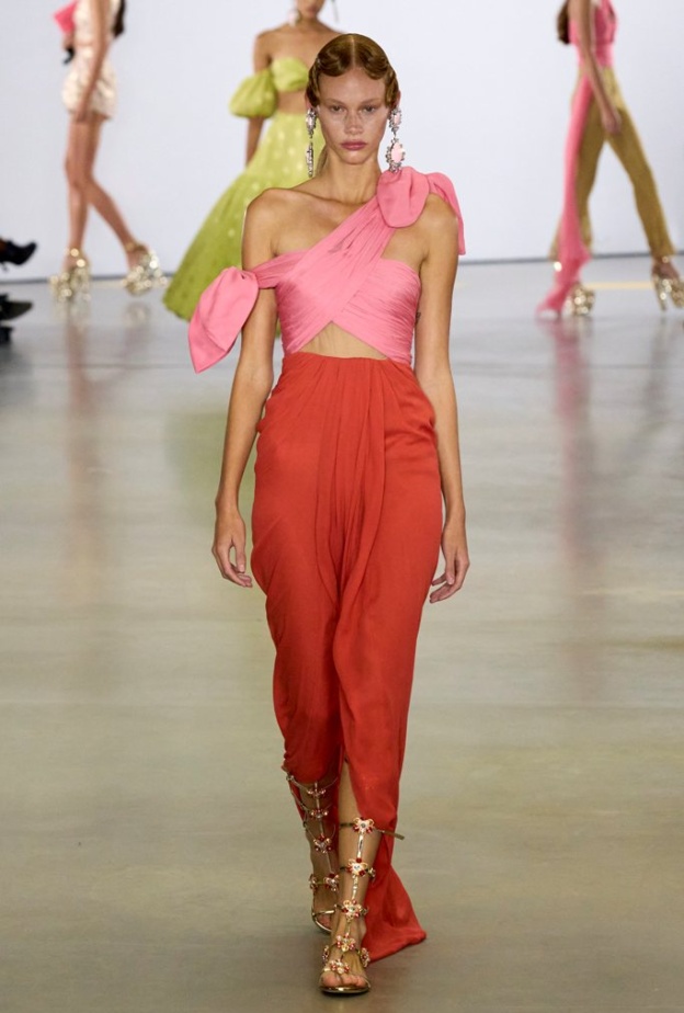 بلوزة وردية، وسروال أحمر