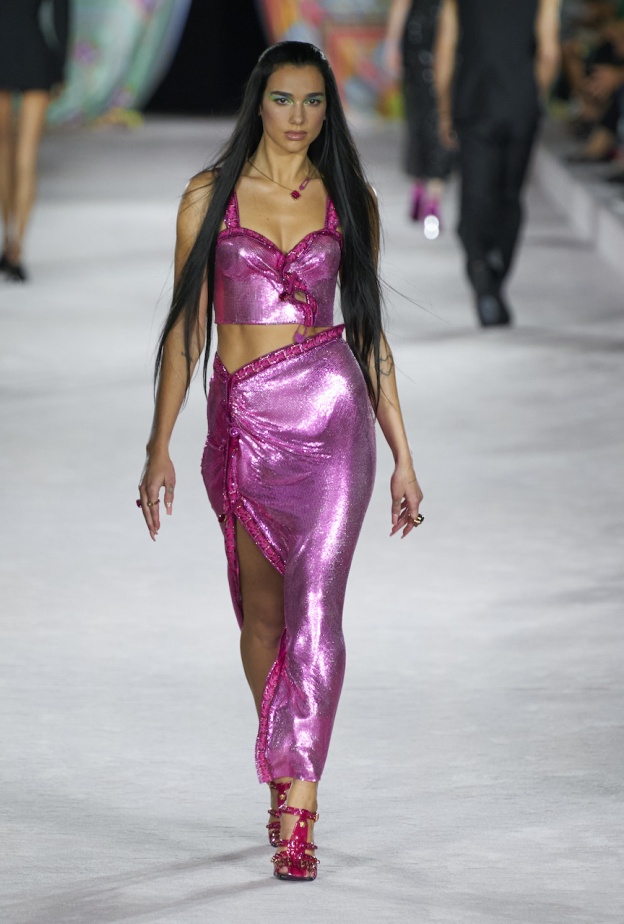 من كيم و بيونسيه إلى مايلي سايرس ودوا ليبا نجمات تحوّلن إلى عارضات أزياء لأشهر الدور العالمية