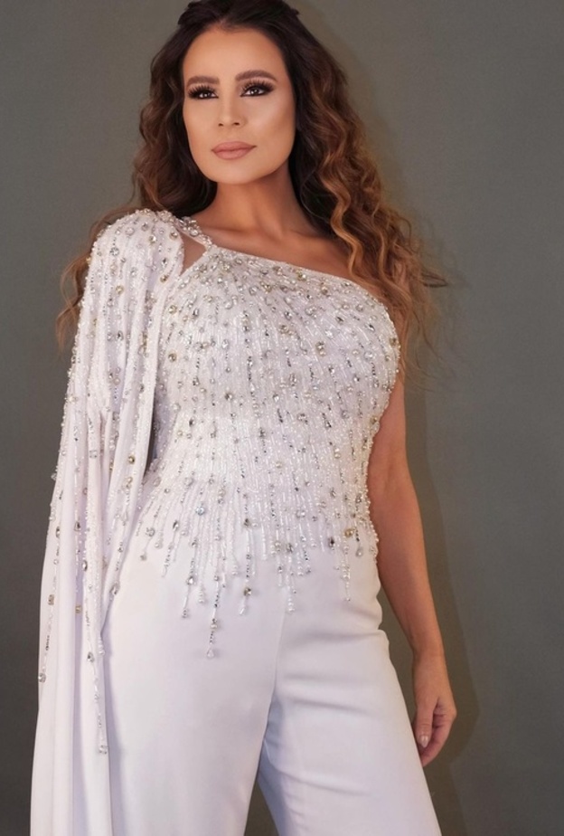 تنسيقات أزياء عكست فيها كارول سماحة أجواء خطها الفني الاستعراضي ..استلهمي منها