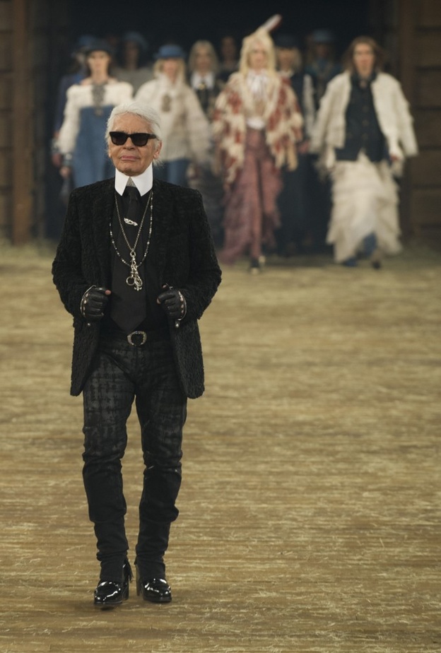 أشهر 10 مصممي أزياء حقّقوا الشهرة بعد عمر 30 عامًا. 