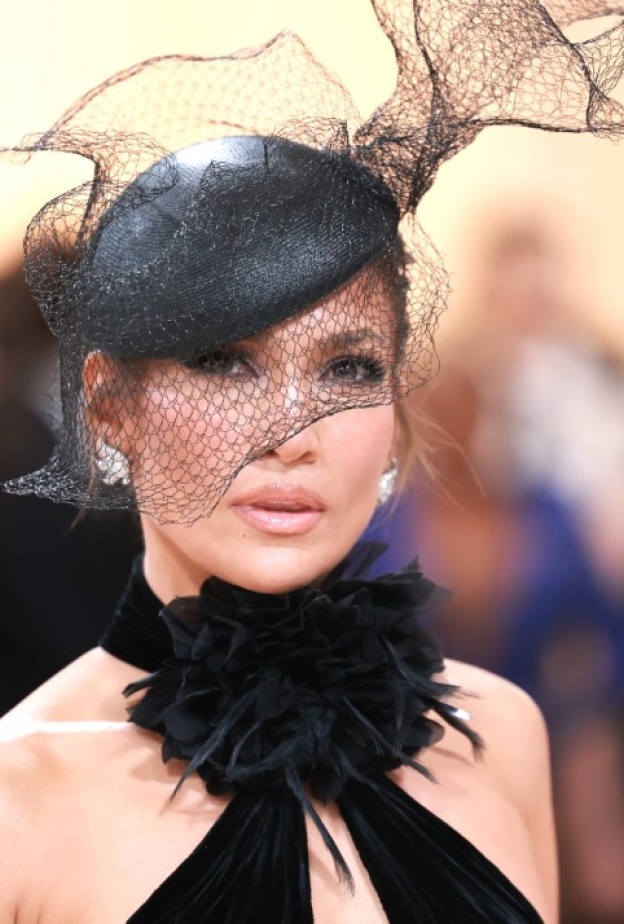 مكياج عيون القطة بأسلوب جينيفر لوبيز في حفل Met Gala