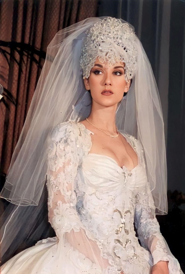 تعرفي على فستان زفاف سيلين ديون المبهر