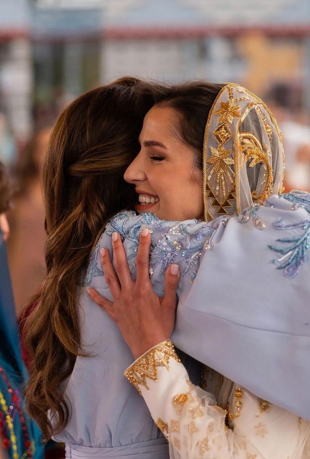 خبير لغة جسد يحلل إشارات تكشف عن علاقة الملكة رانيا برجوة.. فماذا تظهر؟