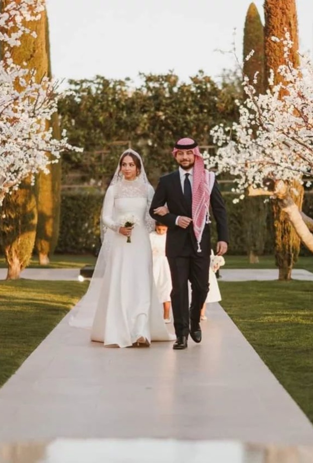 لحظات مؤثرة وأخرى طريفة من زفاف الأميرة إيمان إلى حناء رجوة آل سيف
