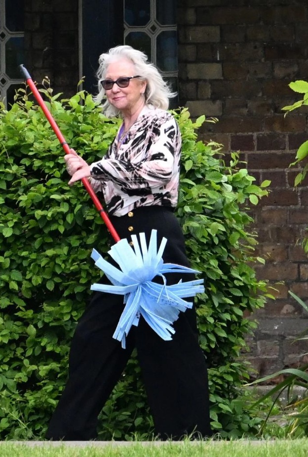 مساعدة الملكة السابقة أنجيلا كيلي توجه انتقاد خفي للملك تشارلز