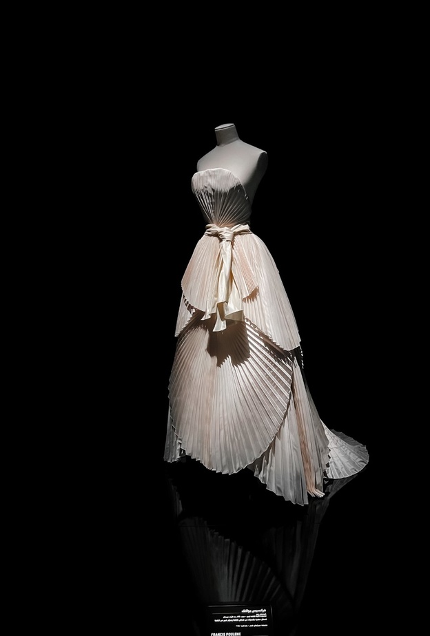 فستان فرانسيس بولينك، مجموعة ربيع 1950 للأزياء الراقية. من معرض كريستيان ديور مصمم الاحلام